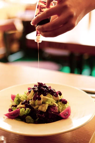 Portret Van Aantrekkelijke Kaukasische Lachende Vrouw Eten Salade Focus Aan — Stockfoto