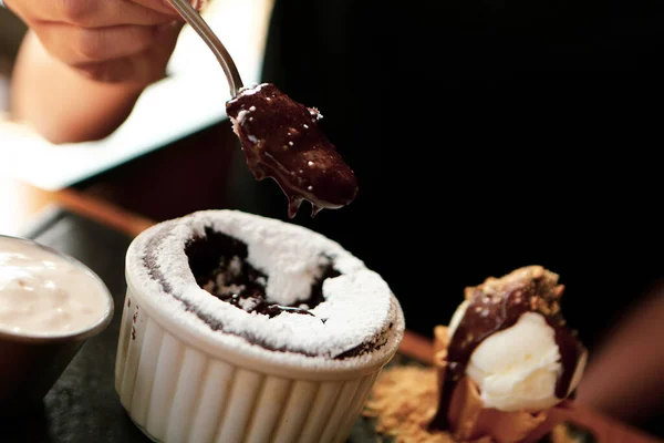Choklad Souffle Med Glass — Stockfoto