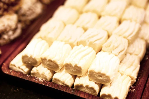 Bir grup çeşit kurabiye. Çikolata parçacıklı, yulaflı, kuru üzümlü, beyaz çikolatalı.