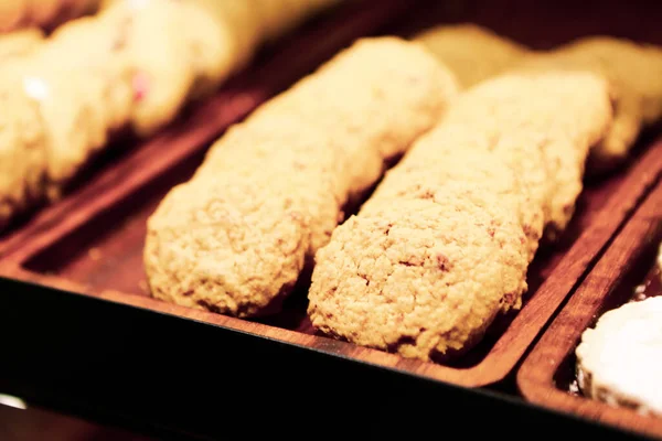 Bir grup çeşit kurabiye. Çikolata parçacıklı, yulaflı, kuru üzümlü, beyaz çikolatalı.