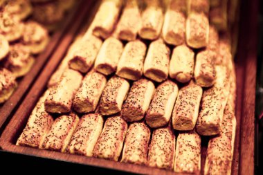 Bir grup çeşit kurabiye. Çikolata parçacıklı, yulaflı, kuru üzümlü, beyaz çikolatalı.