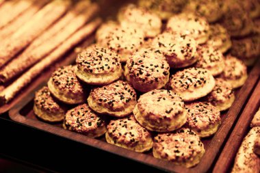 Bir grup çeşit kurabiye. Çikolata parçacıklı, yulaflı, kuru üzümlü, beyaz çikolatalı.