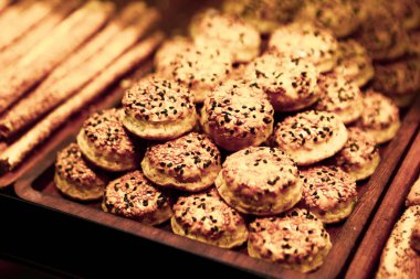 Bir grup çeşit kurabiye. Çikolata parçacıklı, yulaflı, kuru üzümlü, beyaz çikolatalı.