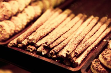 Bir grup çeşit kurabiye. Çikolata parçacıklı, yulaflı, kuru üzümlü, beyaz çikolatalı.