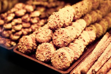 Bir grup çeşit kurabiye. Çikolata parçacıklı, yulaflı, kuru üzümlü, beyaz çikolatalı.