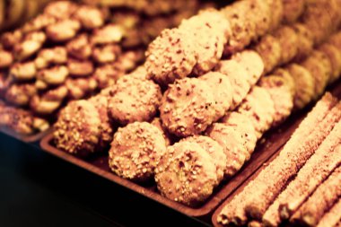 Bir grup çeşit kurabiye. Çikolata parçacıklı, yulaflı, kuru üzümlü, beyaz çikolatalı.