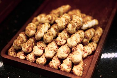 Bir grup çeşit kurabiye. Çikolata parçacıklı, yulaflı, kuru üzümlü, beyaz çikolatalı.