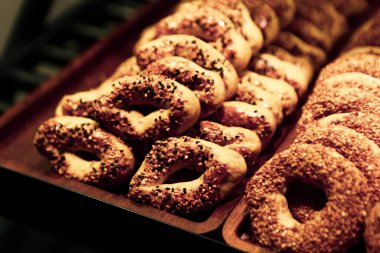 Bir grup çeşit kurabiye. Çikolata parçacıklı, yulaflı, kuru üzümlü, beyaz çikolatalı.