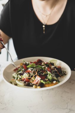 çekici beyaz salata, odak üstünde el yemek kadın ve çatal gülümseyen portresi.