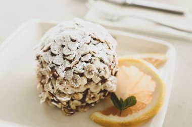 Masada lezzetli bir pasta var.