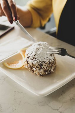 Masada lezzetli bir pasta var.