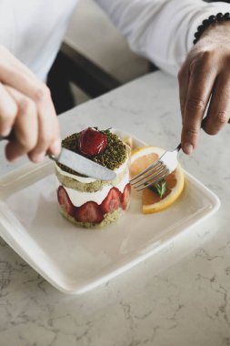 Masada lezzetli bir pasta var.