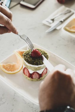 Masada lezzetli bir pasta var.