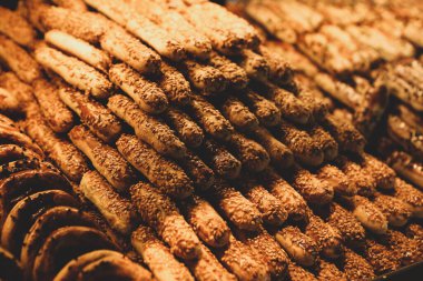 Bir grup çeşit kurabiye. Çikolata parçacıklı, yulaflı, kuru üzümlü, beyaz çikolatalı.