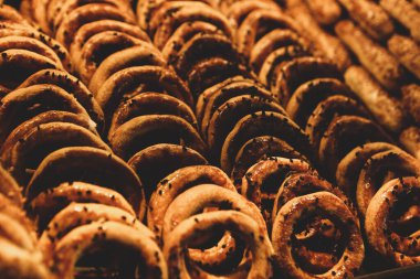 Bir grup çeşit kurabiye. Çikolata parçacıklı, yulaflı, kuru üzümlü, beyaz çikolatalı.