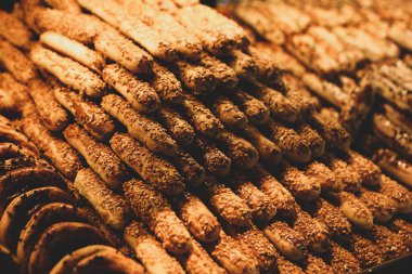 Bir grup çeşit kurabiye. Çikolata parçacıklı, yulaflı, kuru üzümlü, beyaz çikolatalı.