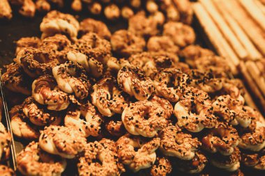 Bir grup çeşit kurabiye. Çikolata parçacıklı, yulaflı, kuru üzümlü, beyaz çikolatalı.