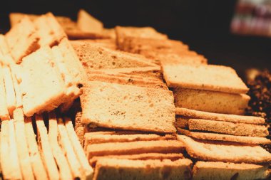 Bir grup çeşit kurabiye. Çikolata parçacıklı, yulaflı, kuru üzümlü, beyaz çikolatalı.