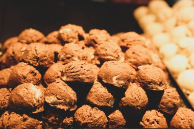 Bir grup çeşit kurabiye. Çikolata parçacıklı, yulaflı, kuru üzümlü, beyaz çikolatalı.