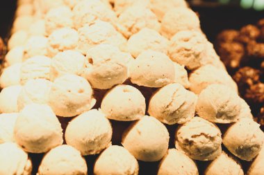 Bir grup çeşit kurabiye. Çikolata parçacıklı, yulaflı, kuru üzümlü, beyaz çikolatalı.