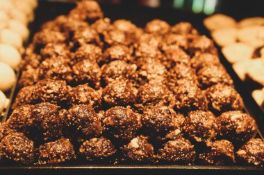 Bir grup çeşit kurabiye. Çikolata parçacıklı, yulaflı, kuru üzümlü, beyaz çikolatalı.