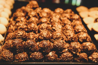 Bir grup çeşit kurabiye. Çikolata parçacıklı, yulaflı, kuru üzümlü, beyaz çikolatalı.