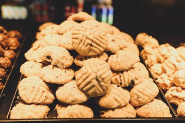 Bir grup çeşit kurabiye. Çikolata parçacıklı, yulaflı, kuru üzümlü, beyaz çikolatalı.