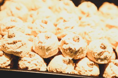 Bir grup çeşit kurabiye. Çikolata parçacıklı, yulaflı, kuru üzümlü, beyaz çikolatalı.