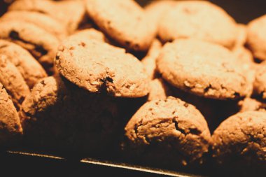 Bir grup çeşit kurabiye. Çikolata parçacıklı, yulaflı, kuru üzümlü, beyaz çikolatalı.