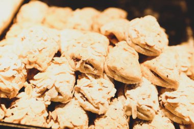 Bir grup çeşit kurabiye. Çikolata parçacıklı, yulaflı, kuru üzümlü, beyaz çikolatalı.