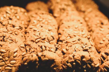 Bir grup çeşit kurabiye. Çikolata parçacıklı, yulaflı, kuru üzümlü, beyaz çikolatalı.