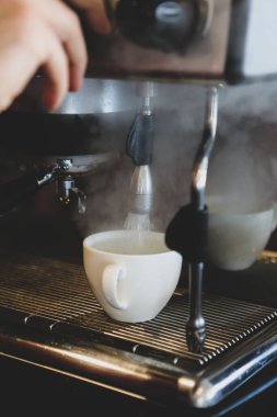 Kahve odasında kahve hazırlayan barista.