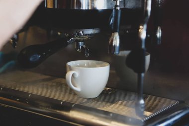 Kahve odasında kahve hazırlayan barista.