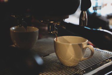 Kahve odasında kahve hazırlayan barista.