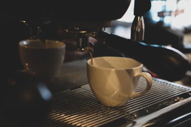 Kahve odasında kahve hazırlayan barista.