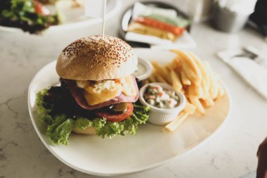 Taze sebzeli ev yapımı hamburger.