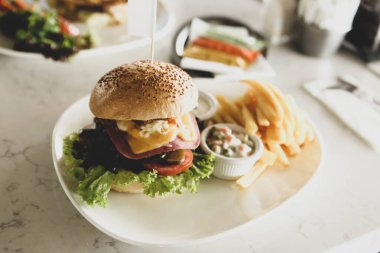 Taze sebzeli ev yapımı hamburger.
