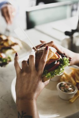 Taze sebzeli ev yapımı hamburger.