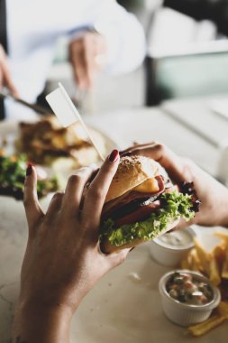 Taze sebzeli ev yapımı hamburger.