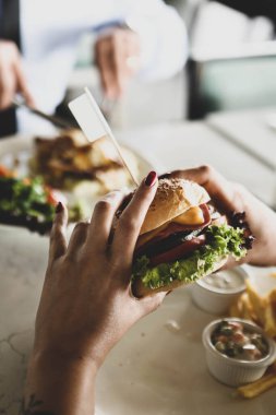 Taze sebzeli ev yapımı hamburger.