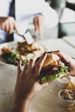 Taze sebzeli ev yapımı hamburger.