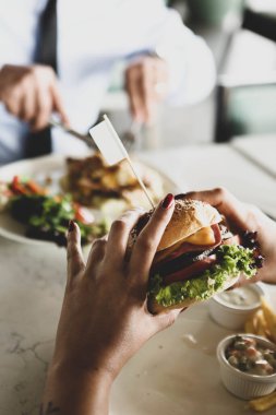 Taze sebzeli ev yapımı hamburger.