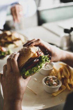 Taze sebzeli ev yapımı hamburger.