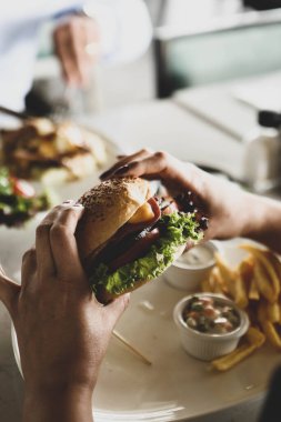 Taze sebzeli ev yapımı hamburger.