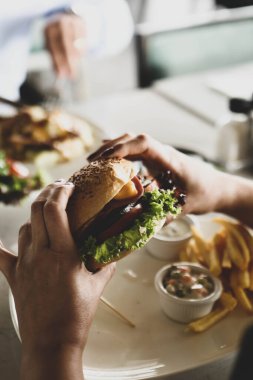 Taze sebzeli ev yapımı hamburger.
