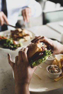 Taze sebzeli ev yapımı hamburger.