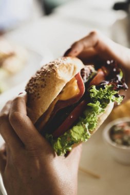 Taze sebzeli ev yapımı hamburger.