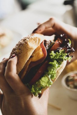 Taze sebzeli ev yapımı hamburger.