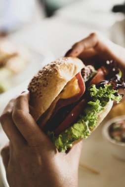 Taze sebzeli ev yapımı hamburger.