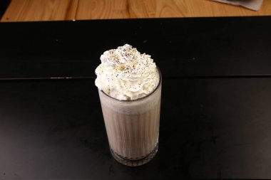 Sütlü buzlu kahve. Buzlu kahve. Elinde bir bardak buzlu kahve tutan kadın..